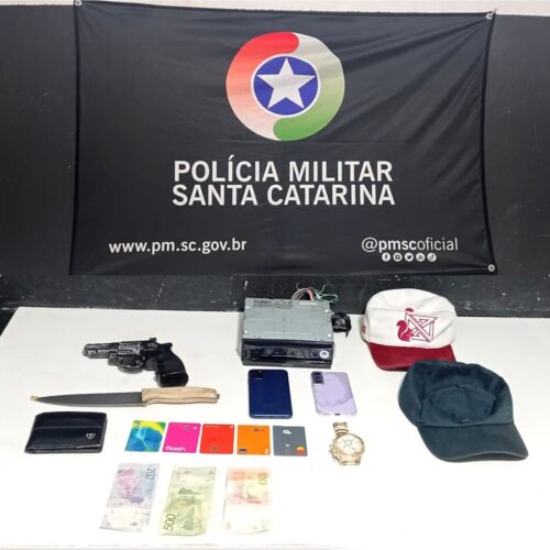 Dupla é presa após roubo de veículo e perseguição policial em Itajaí