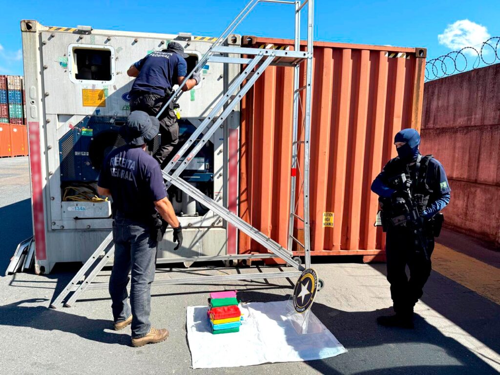 Mais de 13kg de cocaína são apreendidos em carregamento de frango com destino para Espanha em porto de SC