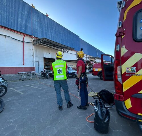 Trabalhador é resgatado após desmaiar sobre telhado de galpão em Navegantes