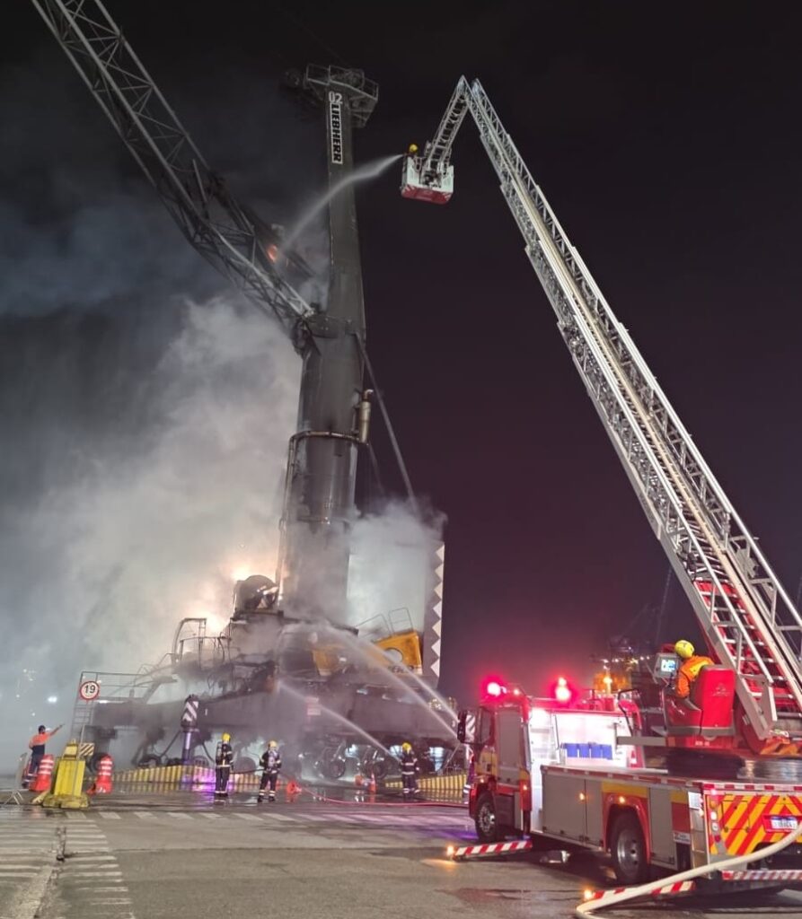 Incêndio provoca destruição de equipamento no Porto de Itajaí neste sábado
