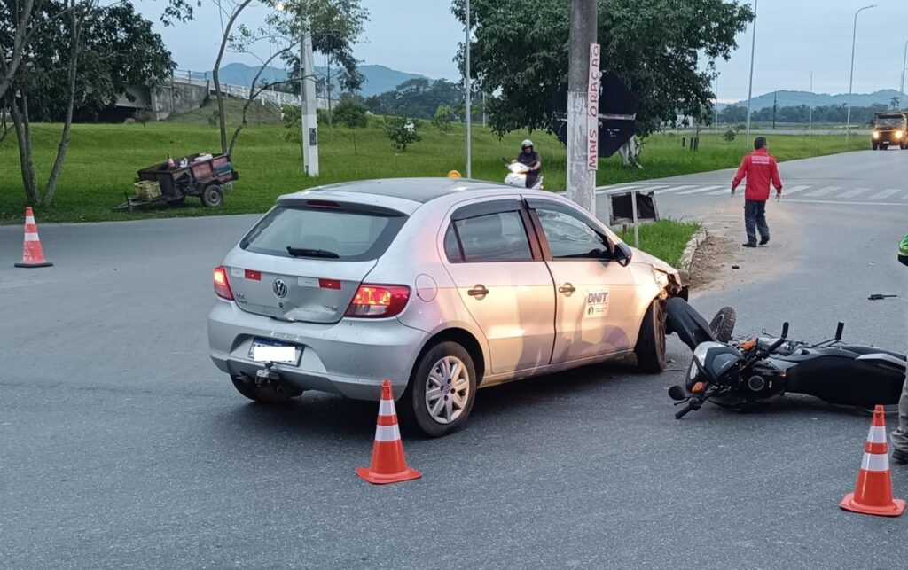 Veículo oficial se envolve em acidente de trânsito e motociclista fica ferido em Ilhota
