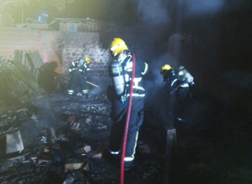 Residência é destruída por incêndio em Penha
