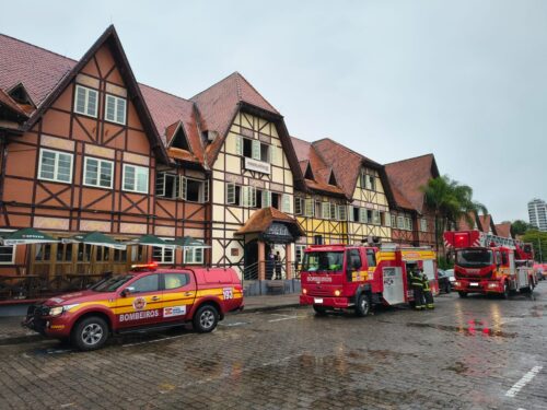Incêndio atinge restaurante na Vila Germânica em Blumenau