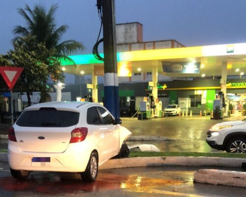 Condutor fica ferido após colidir automóvel em poste em Balneário Camboriú