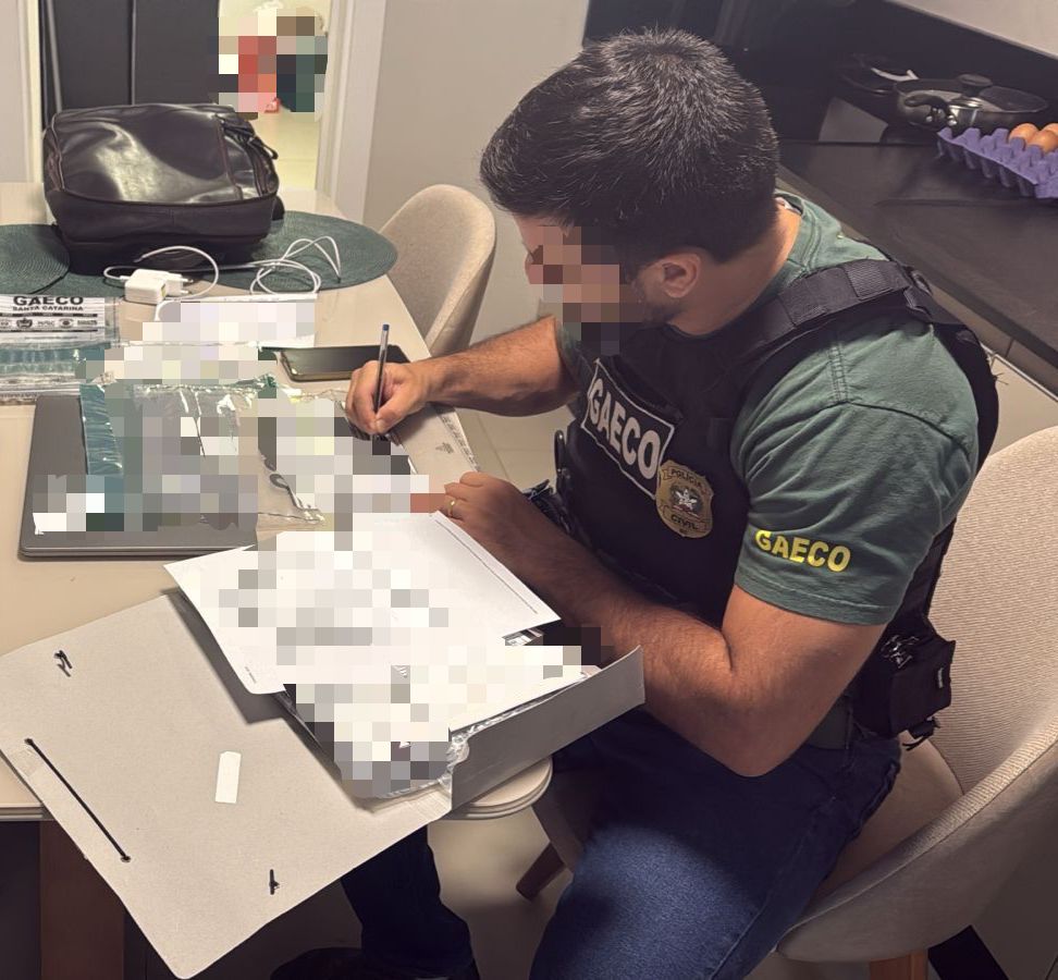 Advogado e policial militar são investigados por relógios inteligentes levados para presídio de Joinville