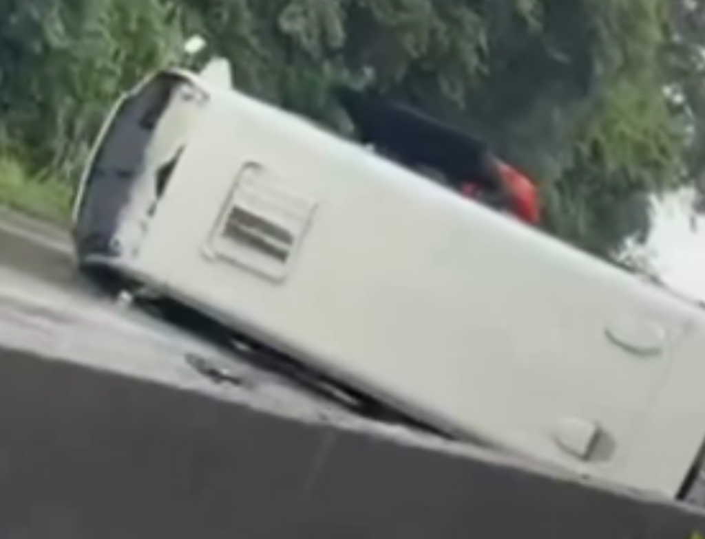 Ônibus tomba e interdita BR-101 em Biguaçu