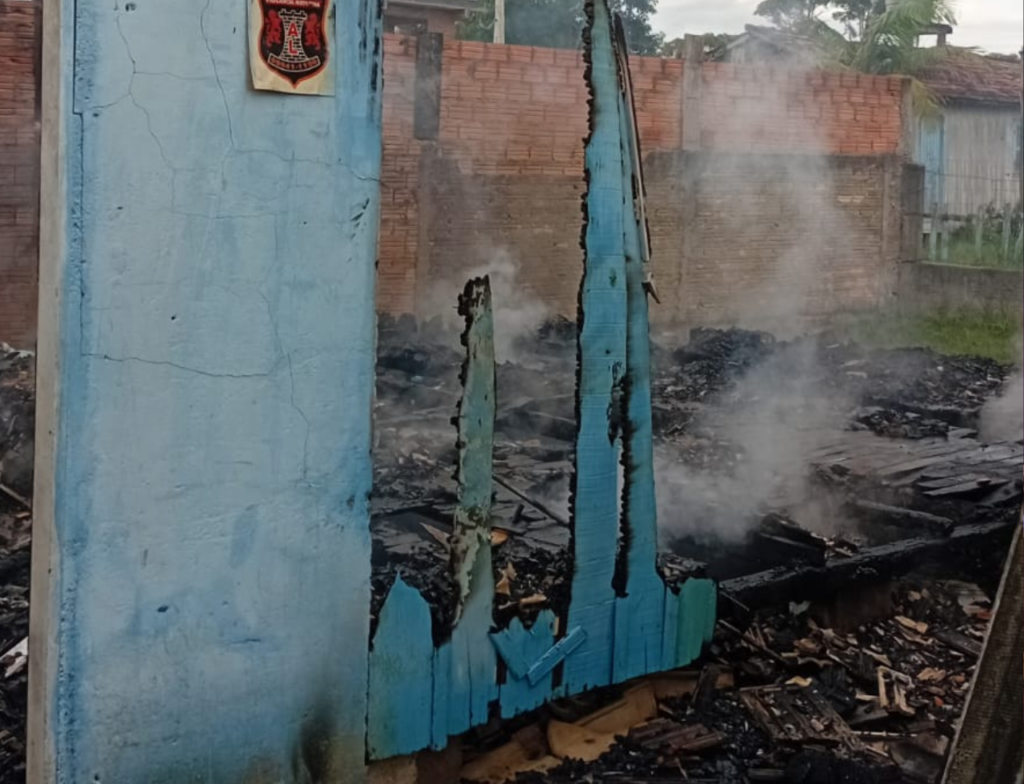 Incêndio destrói casa e mobiliza bombeiros em Imbituba