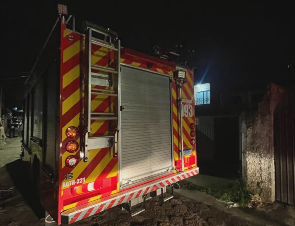 Incêndio atinge apartamento e mobiliza bombeiros em Florianópolis