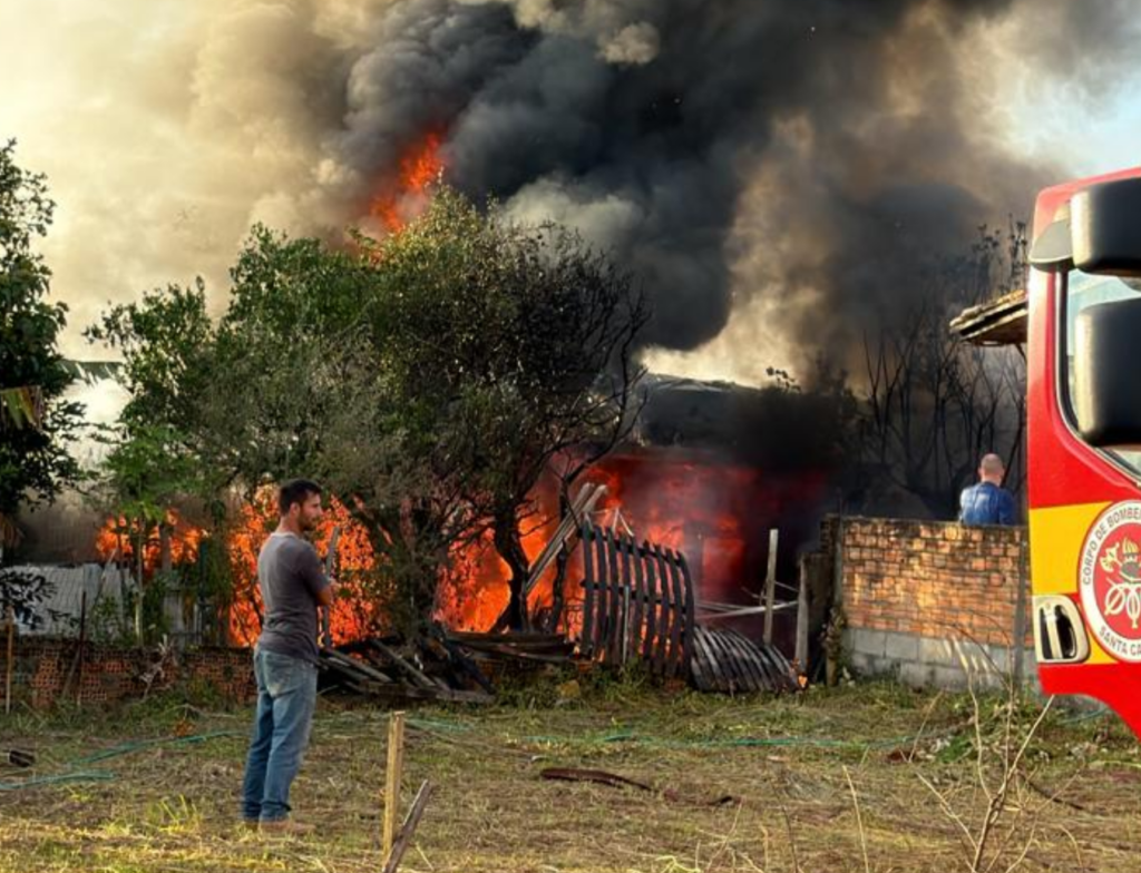 Incêndio atinge casa após fogo em entulho em Cocal do Sul