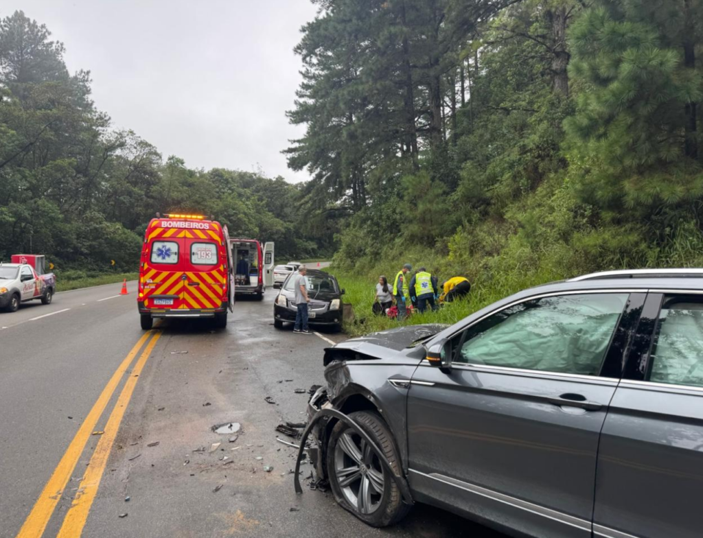 Colisão entre três veículos deixa feridos na SC-418