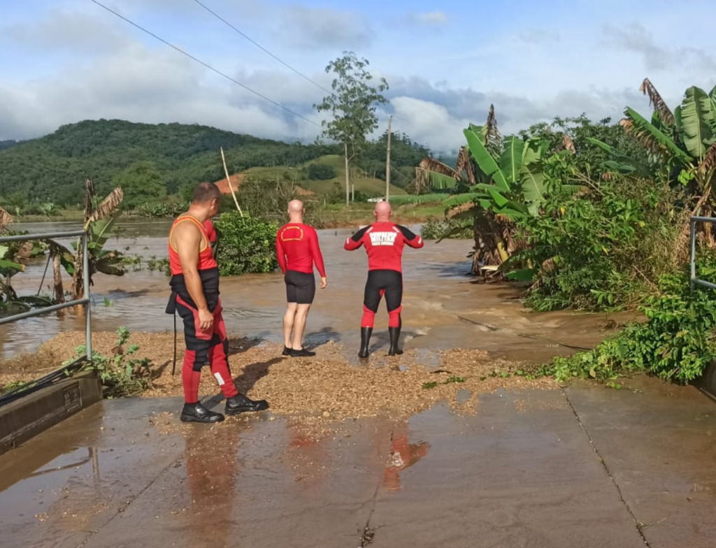 Bombeiros atendem moradores isolados por cheia em SC