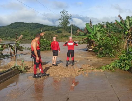 Bombeiros atendem moradores isolados por cheia em SC