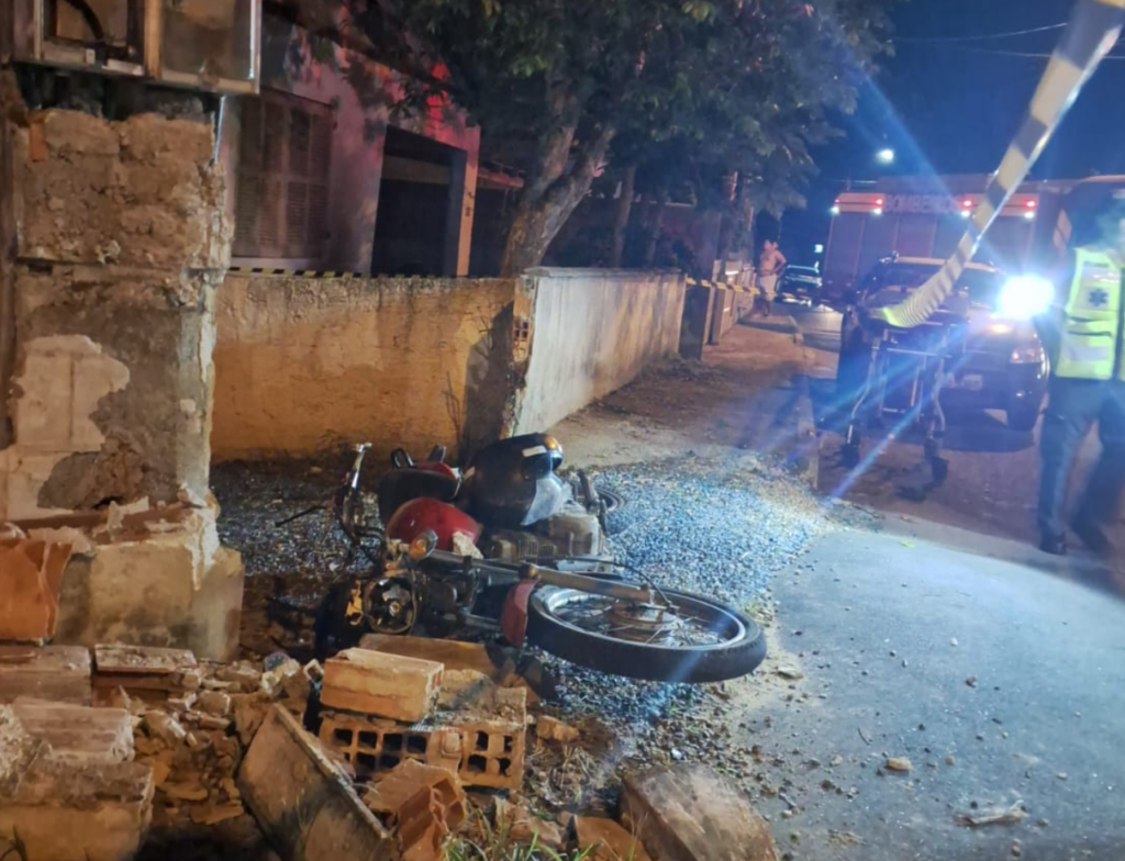 Motociclista morre após colisão contra muro em Brusque