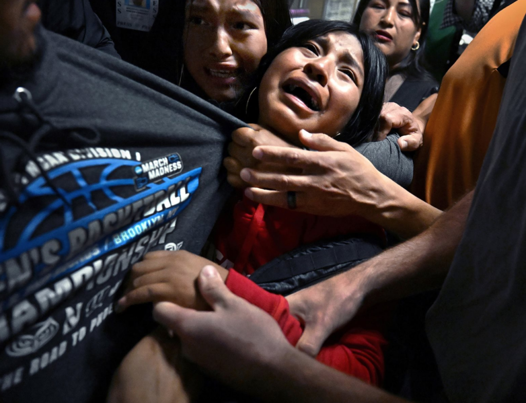 Foto de família separada pelo ICE é eleita a melhor de 2026