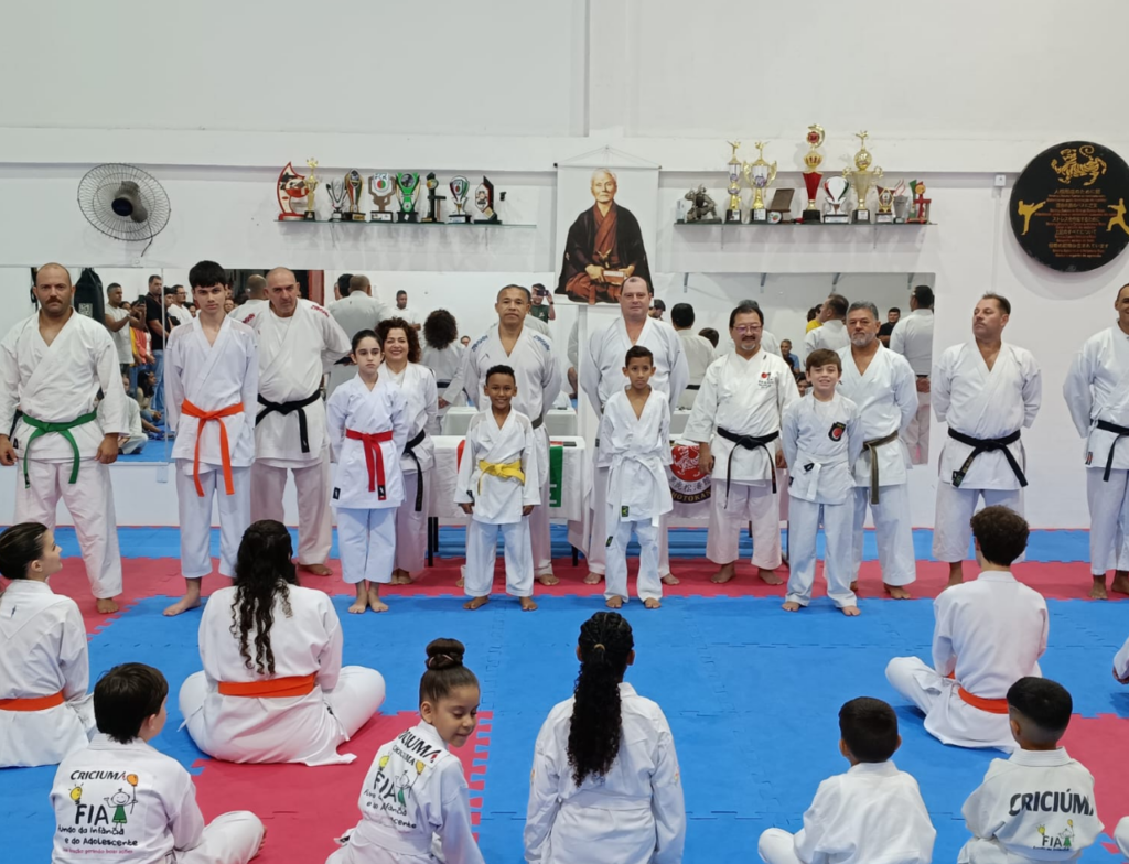Crianças avançam no karatê em troca de faixas em Criciúma