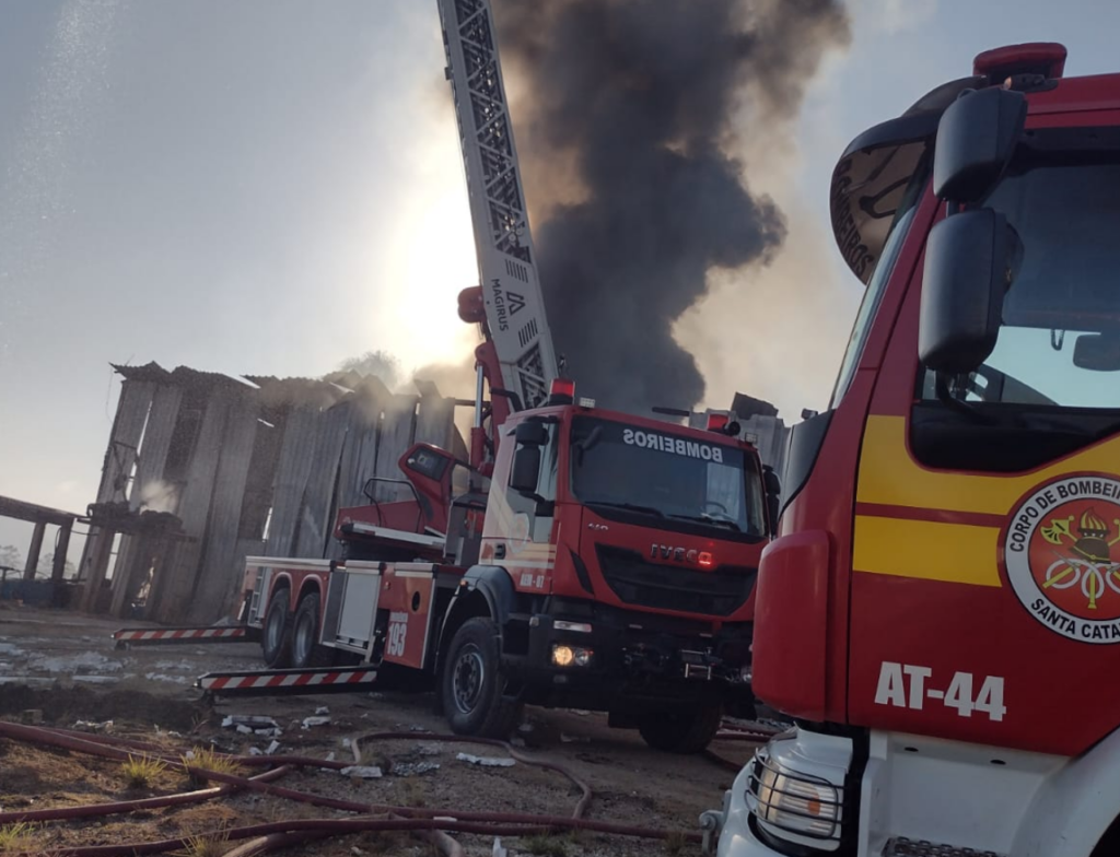 Incêndio atinge indústria de isopor em São Ludgero