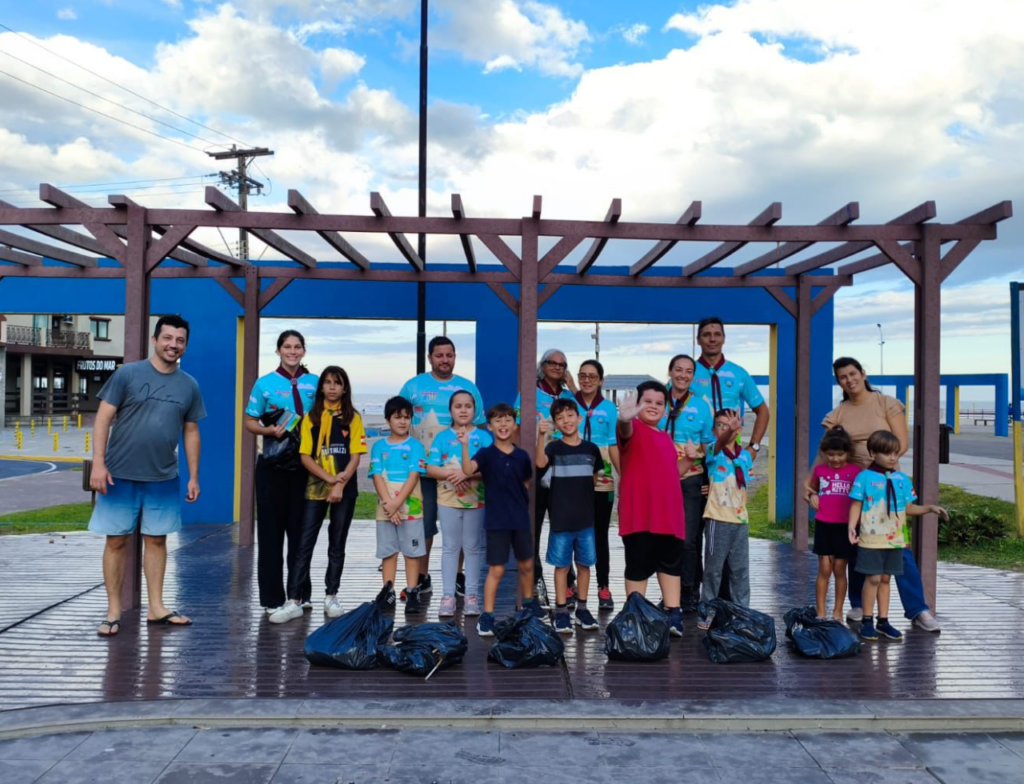 Jovens promovem limpeza na orla de Arroio do Silva