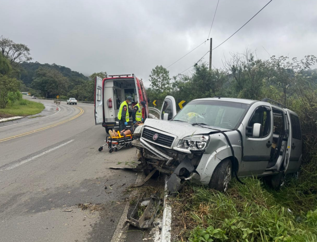Motorista fica ferida após saída de pista na BR-280 em São Bento do Sul