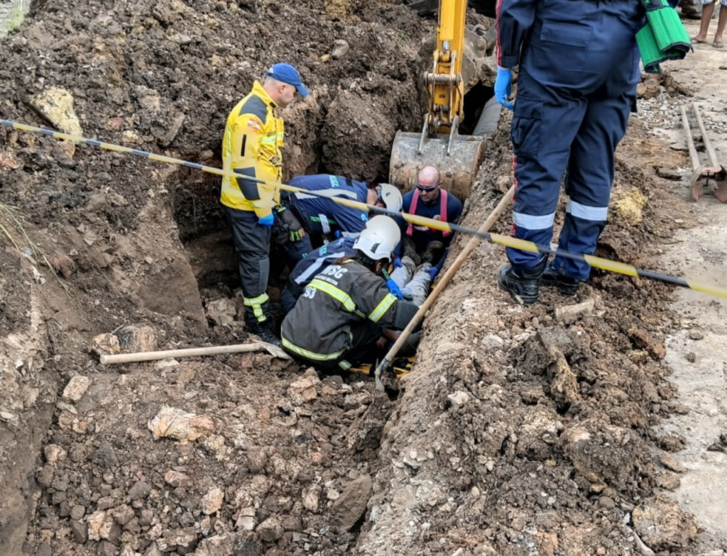 Trabalhador é resgatado após soterramento em SC