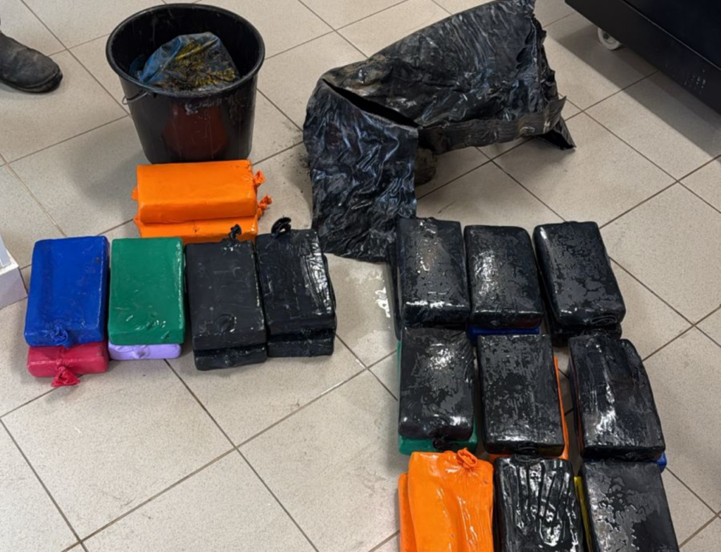 PF apreende 35 kg de cocaína em navio em Itapoá