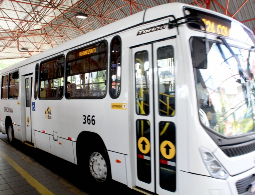 Motoristas de ônibus contestam multas por uso de cinto em terminal