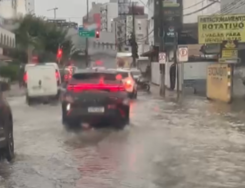 Chuva forte causa alagamentos em rua de Criciúma