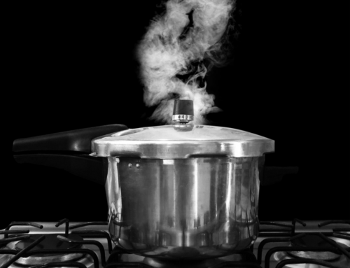 Acidente com panela de pressão deixa cozinheira ferida em Blumenau