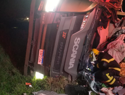 Caminhão com carga de batatas capota na BR-116 em SC