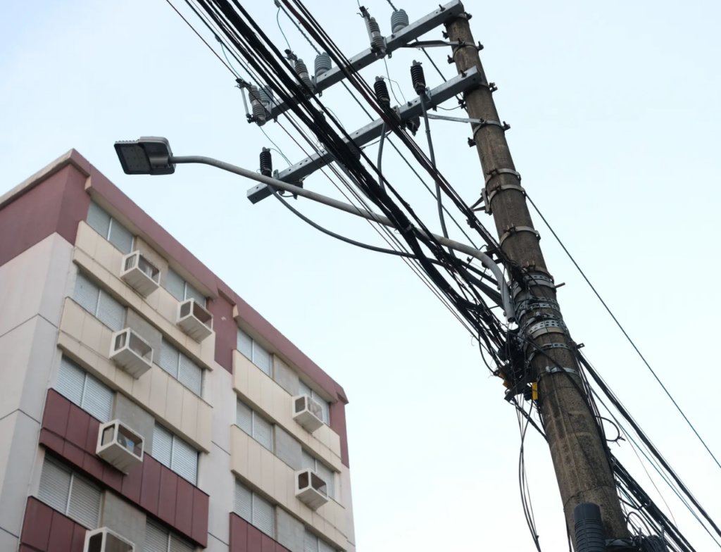 Operação Limpa Fios avança na Avenida Getúlio Vargas em Criciúma