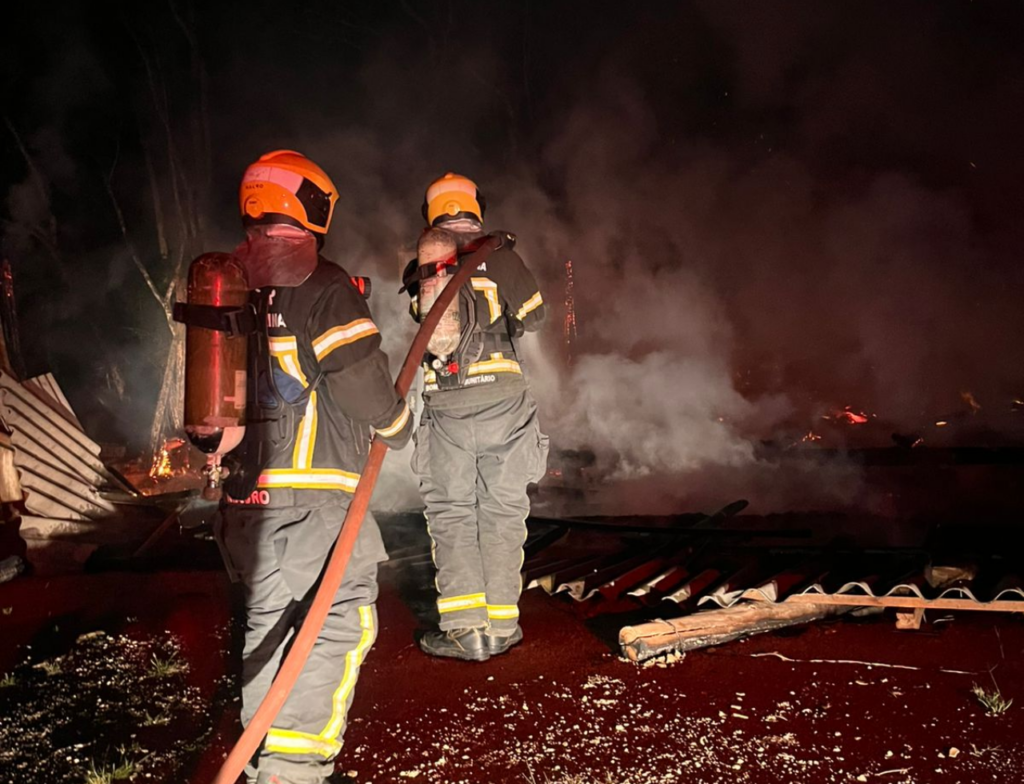Incêndio destrói casa de sítio no interior de Orleans