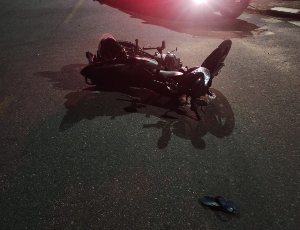 Acidente entre moto e carro deixa dois feridos em Garuva