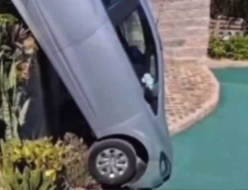 Carro cai de muro e invade pátio de empresa em Urussanga