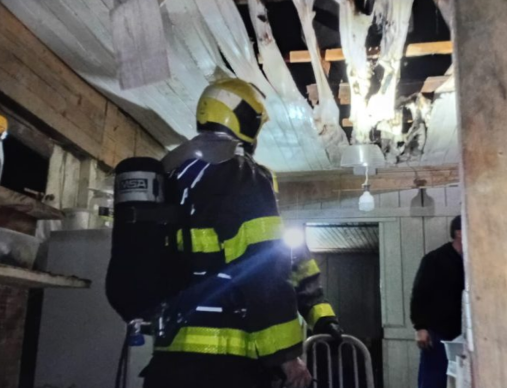 Incêndio em residência mobiliza moradores em Urussanga