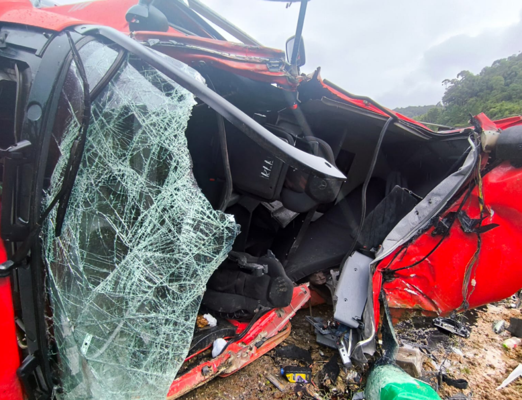 Colisão entre caminhões deixa motorista ferido em Botuverá