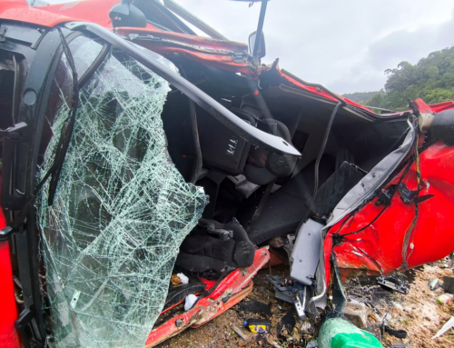 Colisão entre caminhões deixa motorista ferido em Botuverá