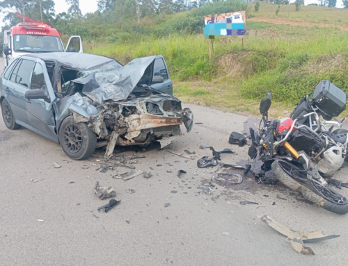Mulher morre em grave acidente entre carro e moto na SC-446