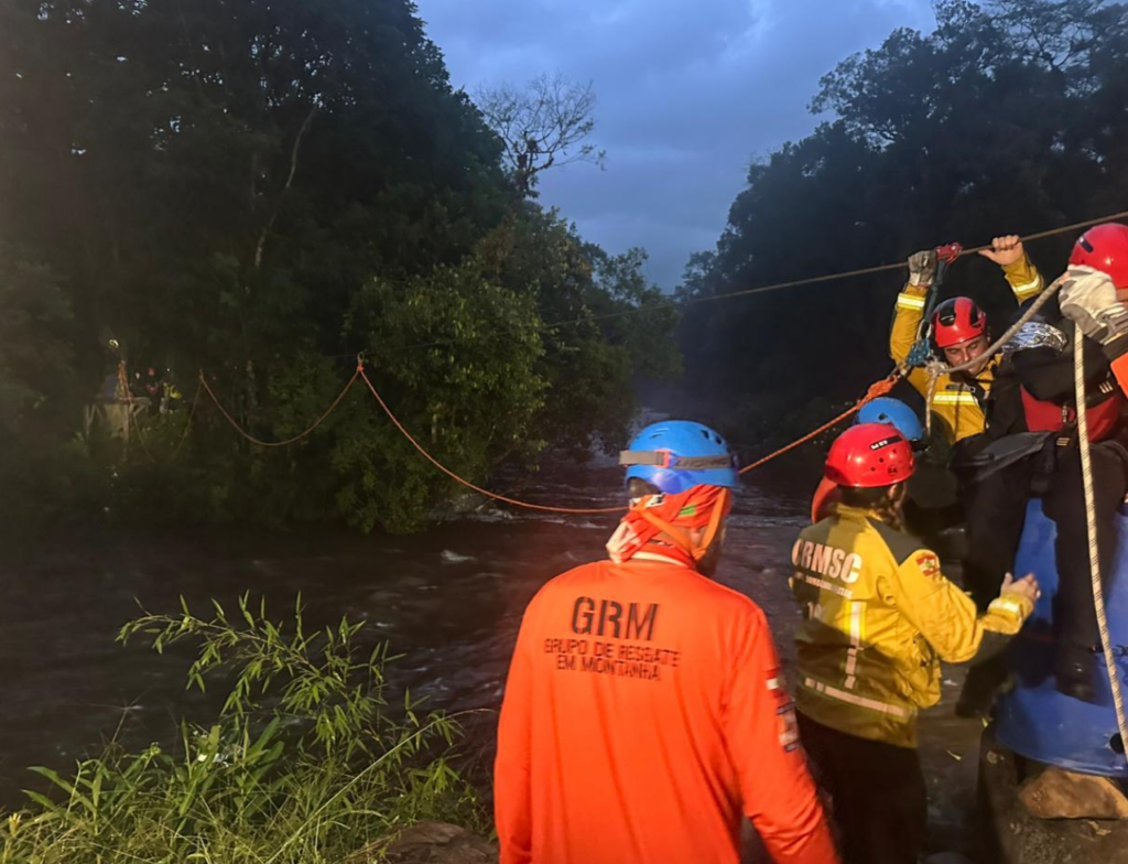 Bombeiros resgatam 16 pessoas isoladas no Monte Crista