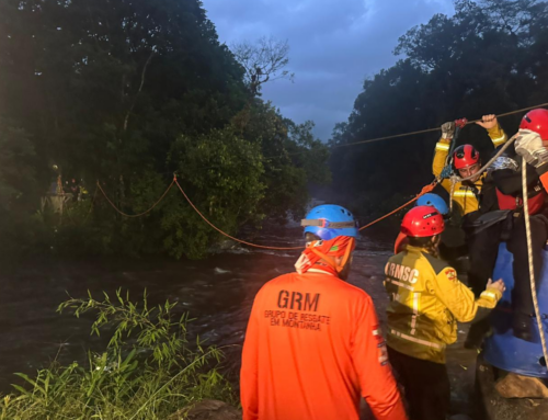 Bombeiros resgatam 16 pessoas isoladas no Monte Crista