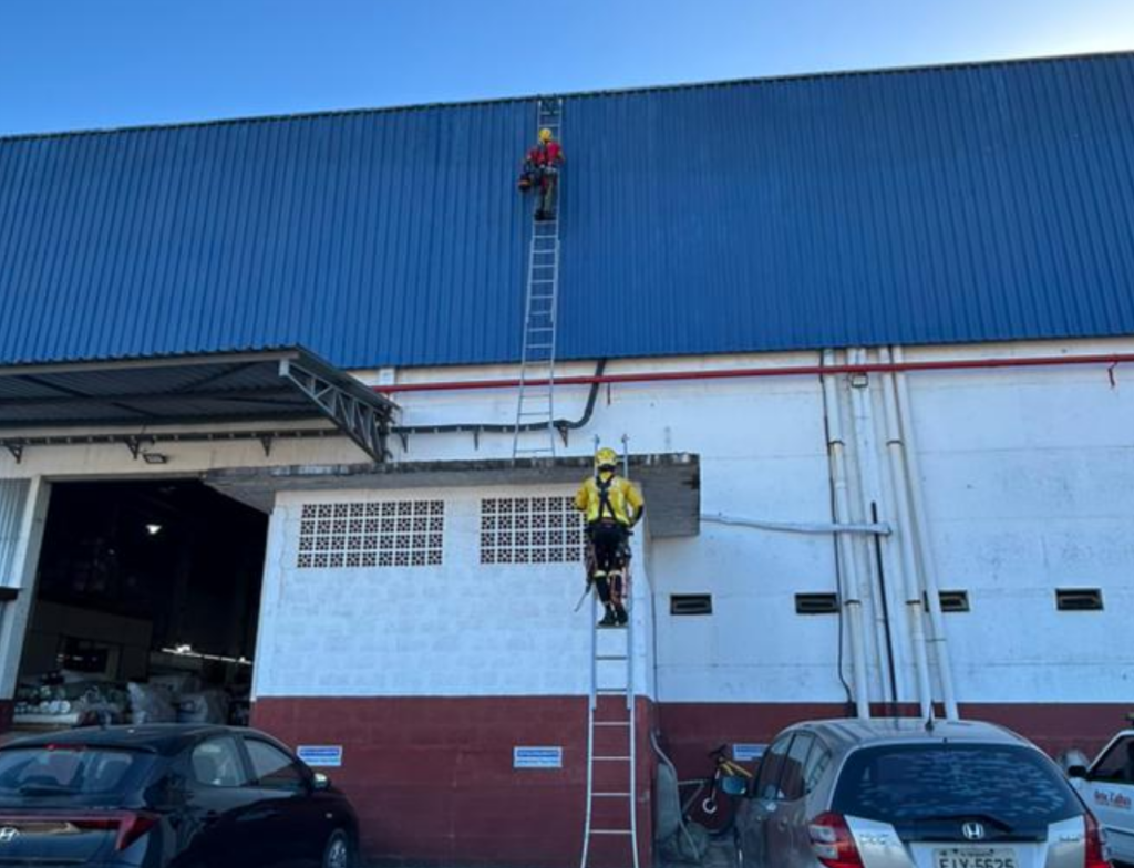 Homem é resgatado após desmaiar em telhado de galpão em Navegantes