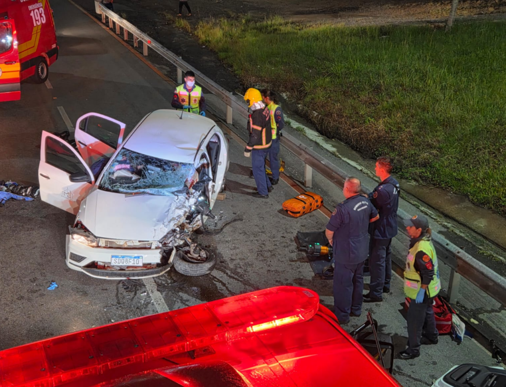 Colisão na BR-282 em Palhoça deixa quatro feridos