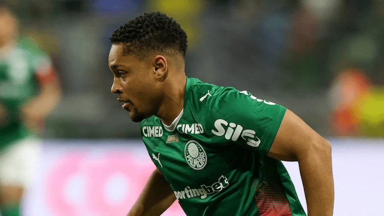 Vitor Roque sofre lesão grave e passará por cirurgia