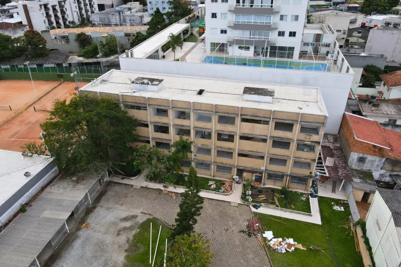 Prédio com danos estruturais será demolido em Itajaí