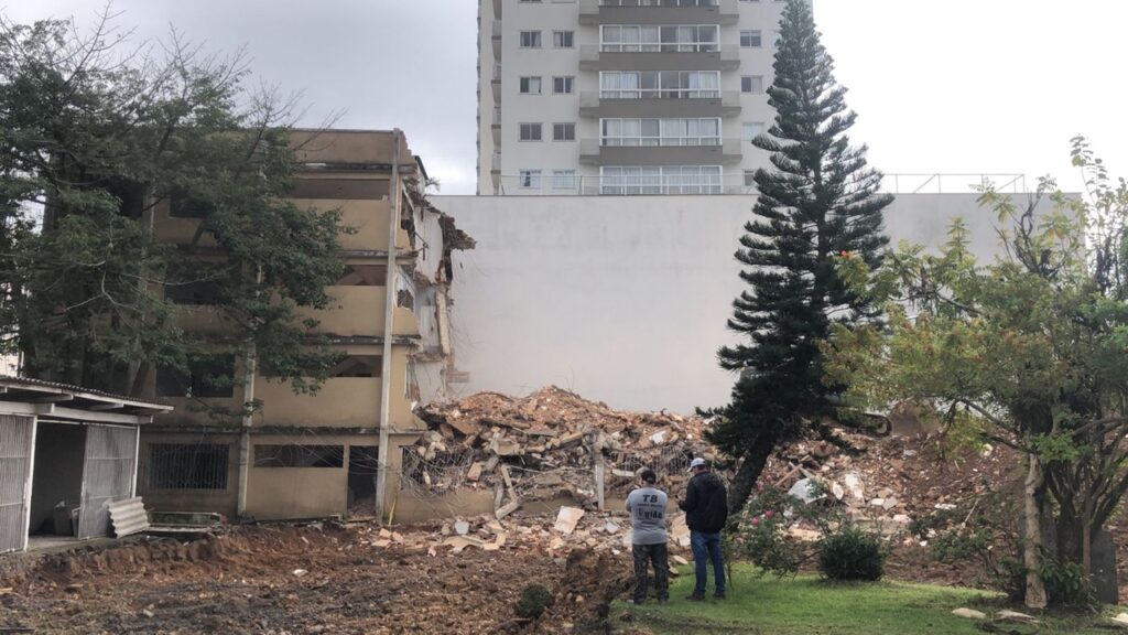Defesa Civil libera área de edifício no Centro de Itajaí após conclusão de demolição