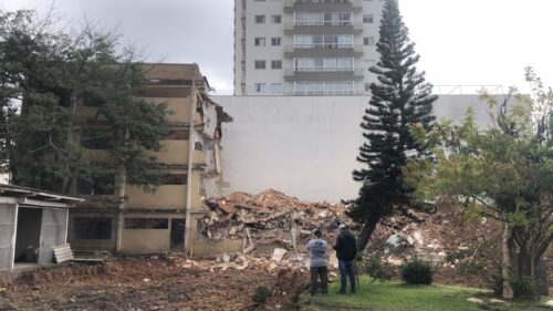 Defesa Civil libera área de edifício no Centro de Itajaí após conclusão de demolição