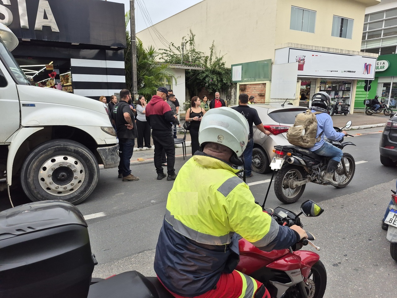 Automóvel é arrastado por caminhão no Centro de Navegantes