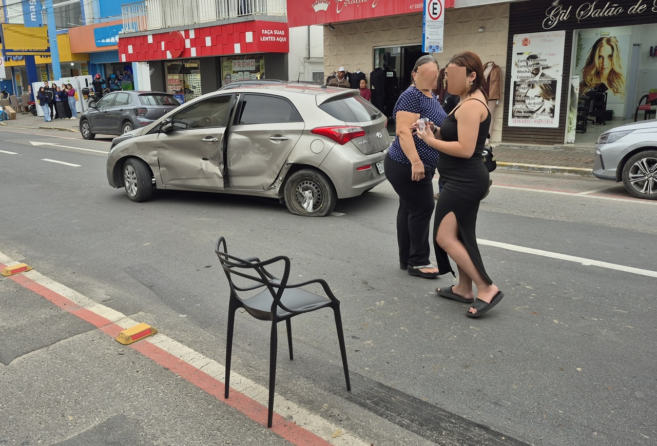 Automóvel é arrastado por caminhão no Centro de Navegantes. - Foto: Maiquel Machado/SCTD