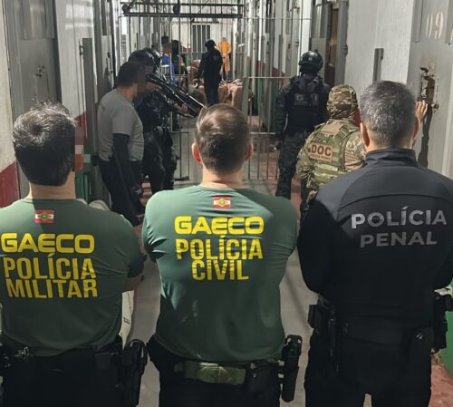 Facção suspeita de controlar crimes dentro e fora dos presídios é alvo de operação integrada em SC e no RS