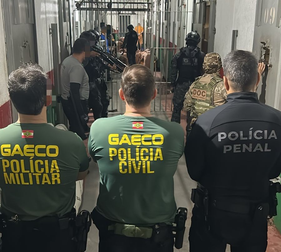 Facção suspeita de controlar crimes dentro e fora dos presídios é alvo de operação integrada em SC e no RS