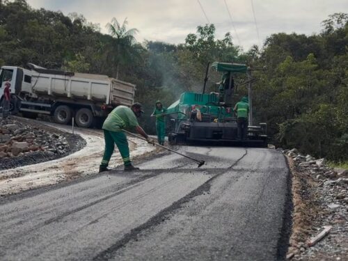 Após anos de problemas, estrada histórica de SC começa a ganhar asfalto