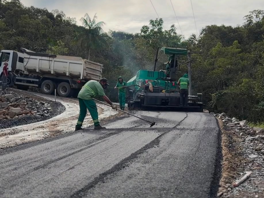Após anos de problemas, estrada histórica de SC começa a ganhar asfalto